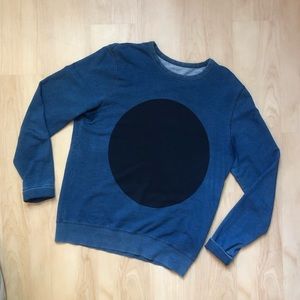 Minimal style sweater. Guessing a men’s medium